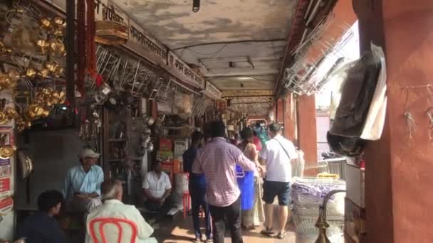Jaipur, India - 03 de noviembre de 2019: los turistas compran recuerdos en la calle — Vídeos de Stock