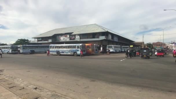 Matara, Sri Lanka, 2019. november 25., buszmegálló turistákkal és közlekedéssel — Stock videók