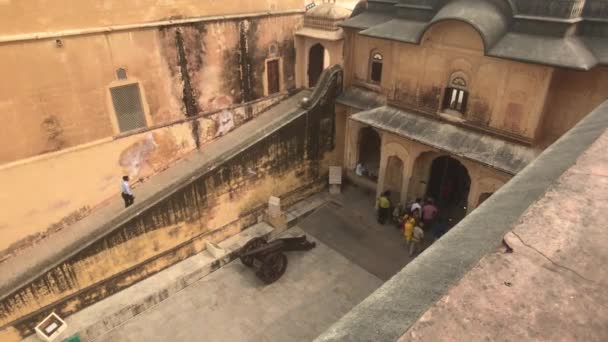 Jaipur, India - 05 november 2019: Nahargarh Fort Eenzame toerist klimt de trap op — Stockvideo
