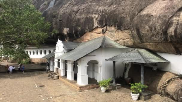 2019年11月25日，斯里兰卡达布莱拉洞穴寺附近的游客 — 图库视频影像