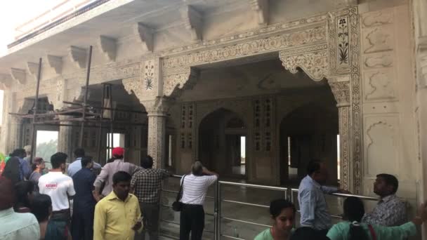 2019年11月10日，在印度阿格拉堡，游客们聆听古代的故事 — 图库视频影像