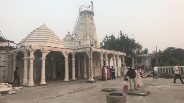 Udaipur, indien - 12. November 2019: mansapurna karni mata Seilbahntouristen spazieren im Tempel — Stockvideo