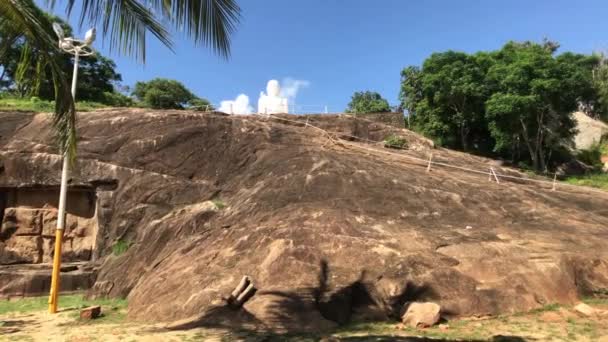 Mihintale, Sri Lanka, a view of a Buddha from the bottom of the mountain — Stok video