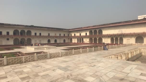 인도, 아그라, 2019 년 11 월 10 일, 요새 안에 있는 성전 내부의 넓은 지역인 아그라 요새 — 비디오
