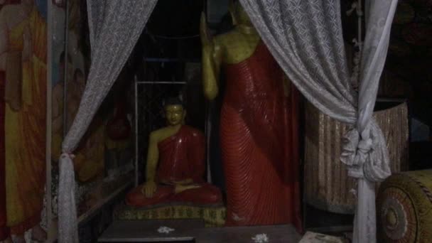 Sigiriya, Sri Lanka, 25 novembre 2019, Bouddha dans un temple rocheux — Video