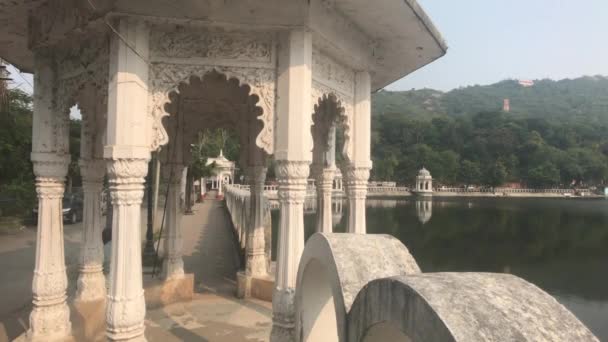 Udaipur, India - gazebo en la orilla del lago — Vídeo de stock