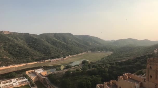 Джайпур, Індія, 5 листопада 2019 року, форт Амер Вид на гори з фортеці під сонцем частина 2 — стокове відео