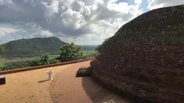 Mihintale, Sri Lanka, część kopuły na tle natury — Wideo stockowe