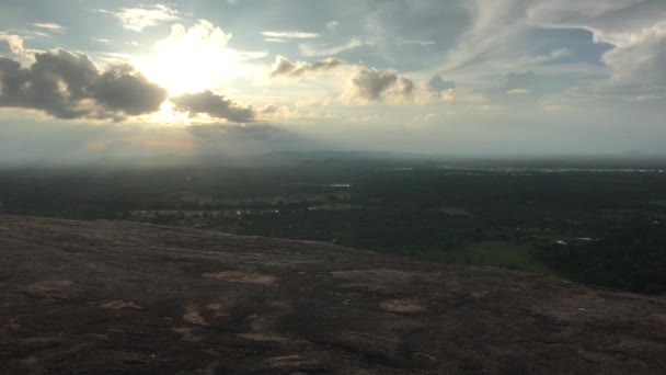 Sigiriya, Sri Lanka, solen bakom molnen — Stockvideo