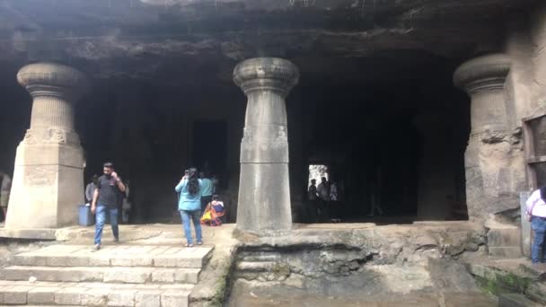 Mumbai, India - 10 de noviembre de 2019: Elephanta Cuevas turistas inspeccionan ruinas históricas parte 9 — Vídeos de Stock