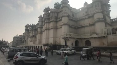 Udaipur, Hindistan - 13 Kasım 2019: Şehir Sarayı turistleri 6.