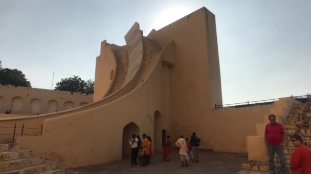 Jaipur, Indie - listopad 04, 2019: Jantar Mantar turisté procházky po území historických staveb část 6 — Stock video