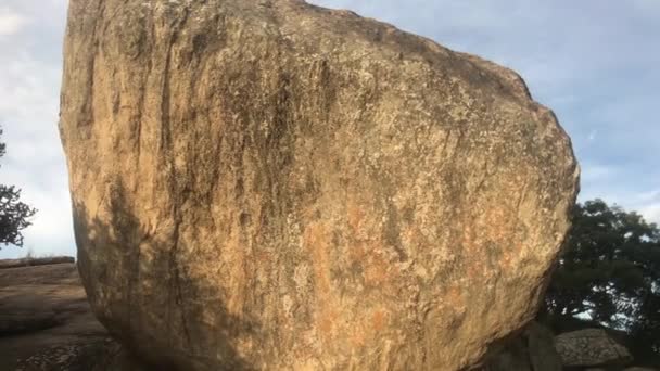 Sigiriya, Sri Lanka, 25 de novembro de 2019, uma grande rocha e turistas sob ele — Vídeo de Stock