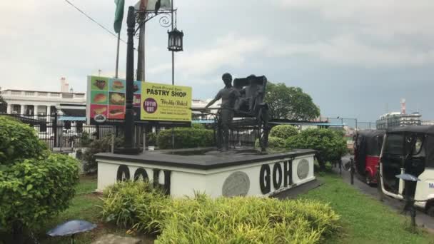 Colombo, Sri Lanka, 22 novembre 2019, monumento al risciò sulla strada Janadhipathi Mawatha — Video Stock