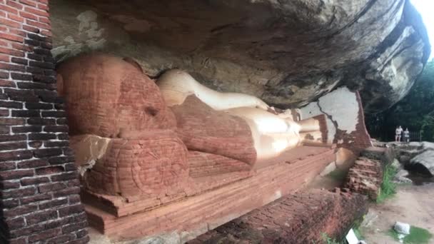 Sigiriya, Sri Lanka, 23 listopada 2019, Budda w skale z turystą — Wideo stockowe