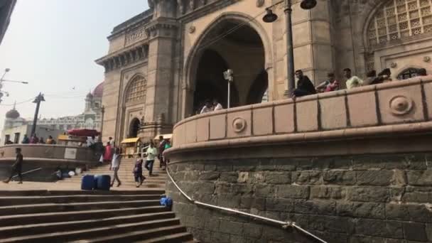 Mumbai, Índia - 10 de novembro de 2019: A porta de entrada dos turistas da Índia vê um navio à vela — Vídeo de Stock