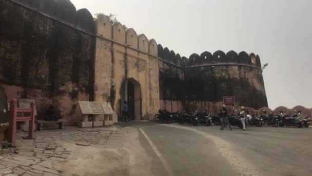 Jaipur, India - November 05, 2019: Οι τουρίστες του οχυρού Nahargarh μελετούν τα ερείπια ενός αρχαίου οχυρού μέρος 2 — Αρχείο Βίντεο