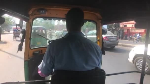 印度斋浦尔- 2019年11月3日：游客乘坐汽车第二部分 — 图库视频影像