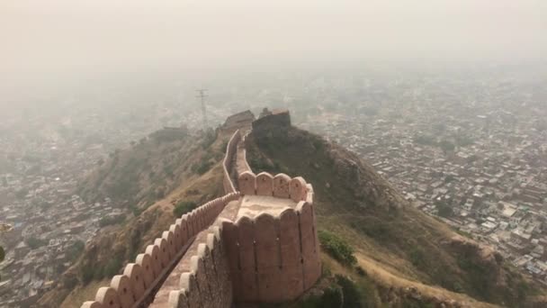 Jaipur, Índia - estruturas defensivas em uma alta montanha parte 5 — Vídeo de Stock