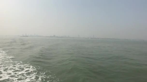 Mumbai, India - Uitzicht op schepen in de Arabische Zee deel 12 — Stockvideo