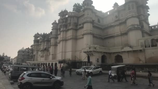 Udaipur, India - 2019. november 13.: A Városi Palota turistái a palota bejáratához mennek 6. rész — Stock videók