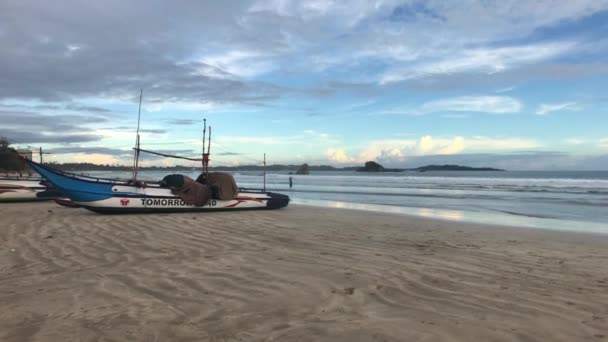 Weligama, Sri Lanka, fishing schooners on repair — Stock Video