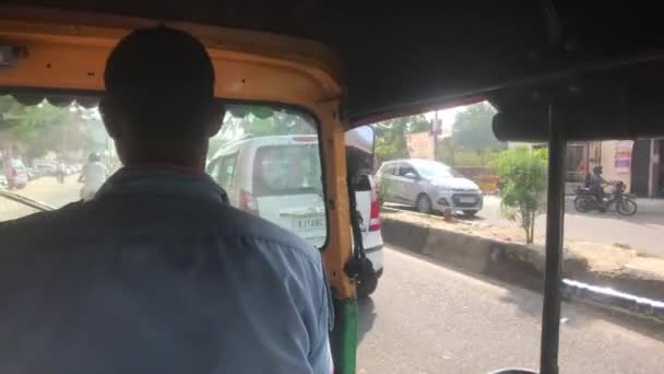 Jaipur, India - 03 november 2019: Motorrickshi-chauffeur rijdt in de stad — Stockvideo