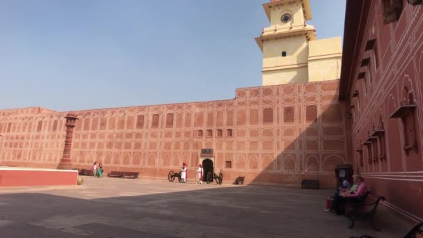 Jaipur, Inde - 04 novembre 2019 : Palais de la ville et touristes marchant le long des murs roses partie 3 — Video