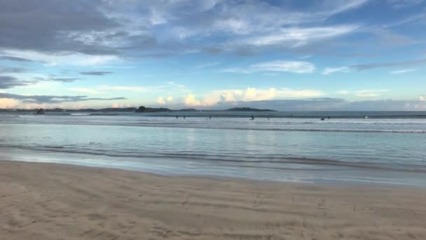 Weligama, Sri Lanka, a praia larga e mar calmo e nuvens — Vídeo de Stock