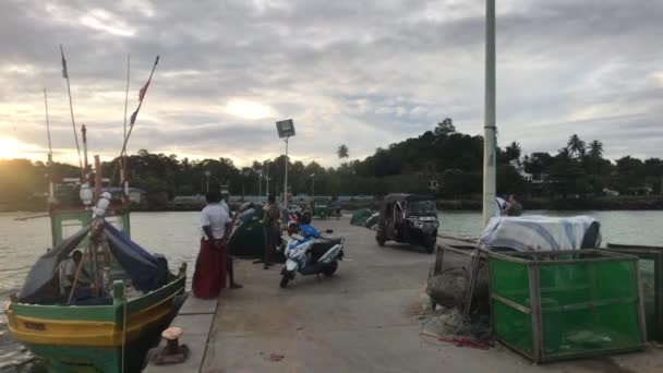 Weligama, Sri Lanka, lokalny port rybacki — Wideo stockowe