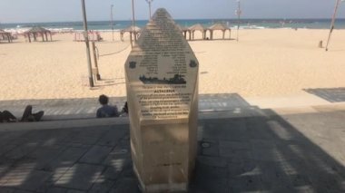 Tel Aviv, İsrail - 22 Ekim 2019: Turistler bir bankta oturup denize bakıyorlar