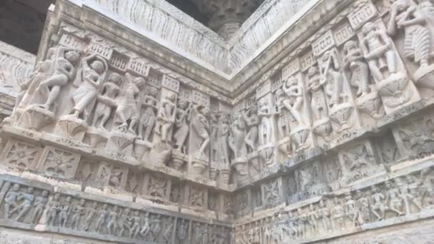 Udaipur, Indien - vackra stenmönster på väggarna i ett antikt tempel — Stockvideo