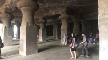 Mumbai, Hindistan - 10 Kasım 2019: Fil Mağarası 10. bölümde turistler
