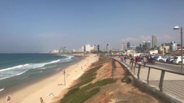 Tel Aviv, İsrail - 22 Ekim 2019: Turistler plajın 3.
