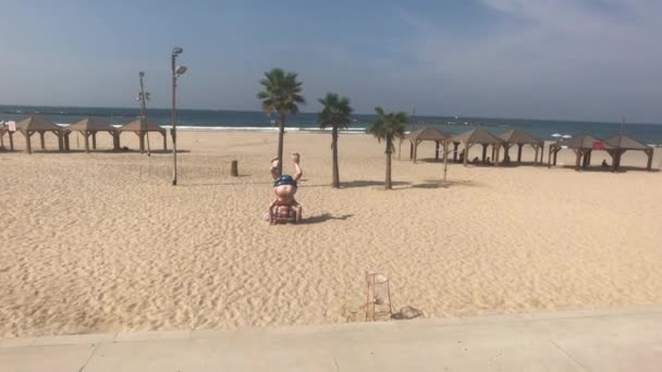 Tel Aviv, İsrail - 22 Ekim 2019: turistler gezinti güvertesi boyunca yürür — Stok video