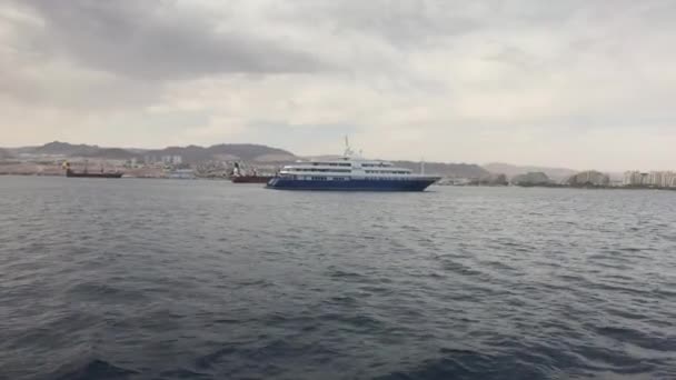Eilat, Izrael - Séta a tengeren egy turistahajón az eső előtt rész 13 — Stock videók