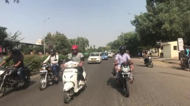 Jaipur, India - 2019. november 03.: motorosok egy csoportja utazik az úton — Stock videók