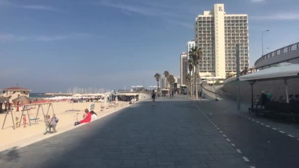 Tel Aviv, Izrael - 2019. október 22.: turisták sétálnak az 5-ös sétányon — Stock videók