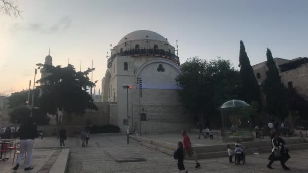 Jerusalém, Israel - 20 de outubro de 2019: turistas caminham em grupos nas ruas da cidade velha parte 2 — Vídeo de Stock