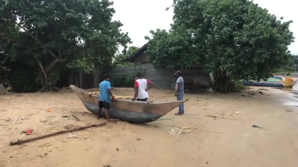 Mirissa, Sri Lanka, rıhtımdaki teknede balıkçılar. — Stok video