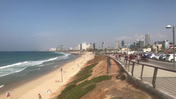 Tel Aviv, Israel - 22 de outubro de 2019: os turistas relaxam na praia parte 3 — Vídeo de Stock