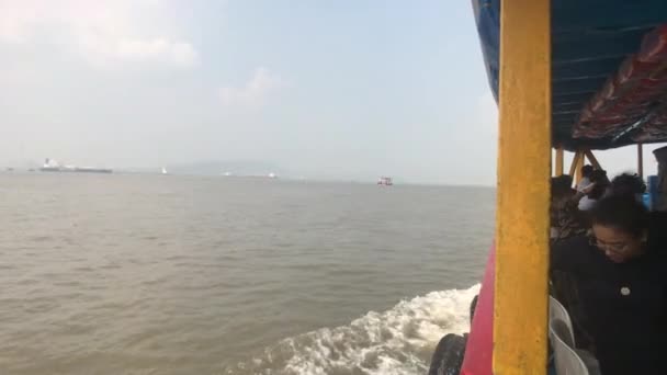 Mumbai, India - 10 de noviembre de 2019: Los turistas del Mar Arábigo se sientan en un barco de recreo parte 10 — Vídeos de Stock