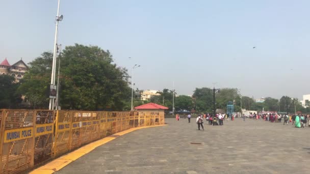 2019年11月10日，印度孟买：游客在广场上漫步 — 图库视频影像