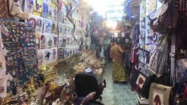 Kudüs, İsrail - 20 Ekim 2019: turistler eski şehrin 2. Bölümünün sokaklarında yürüyor