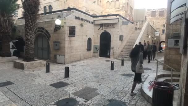 Jerusalem, Israel - October 20, 2019: tourists walk in groups on the streets of the old city part 6 — Wideo stockowe