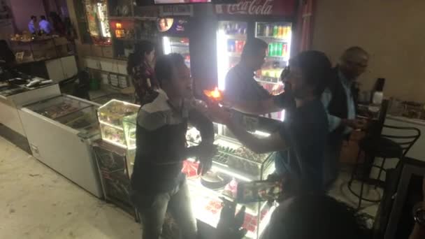 Udaipur, Indie - 12. listopadu 2019: Mansapurna Karni Mata Ropeway turisté dělají triky — Stock video