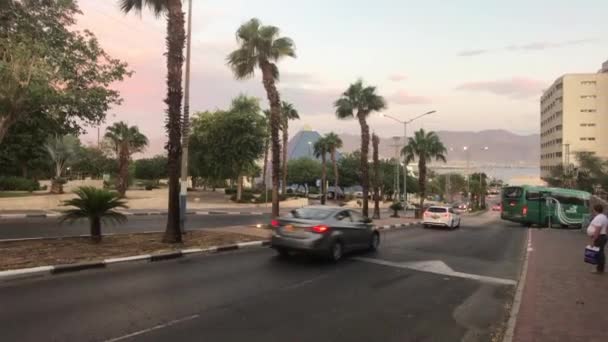 Eilat, Izrael - 24. října 2019: turisté kráčejí po nákupních ulicích část 2 — Stock video