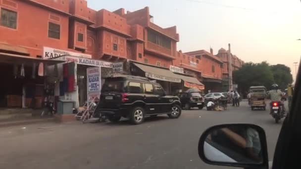Jaipur, Inde - 03 novembre 2019 : circulation à moto le long de la route avec les touristes partie 2 — Video