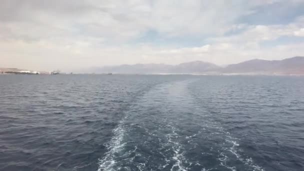 Eilat, Israël - Wandel over de zee op een toeristisch schip voor het regendeel 10 — Stockvideo