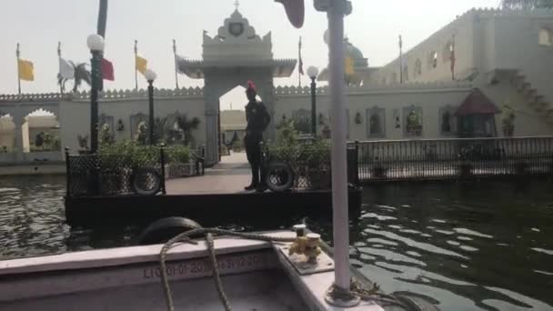 Udaipur, Indien - 12 november 2019: Picholasjön turisterna vid vattnet väntar på båten del 2 — Stockvideo